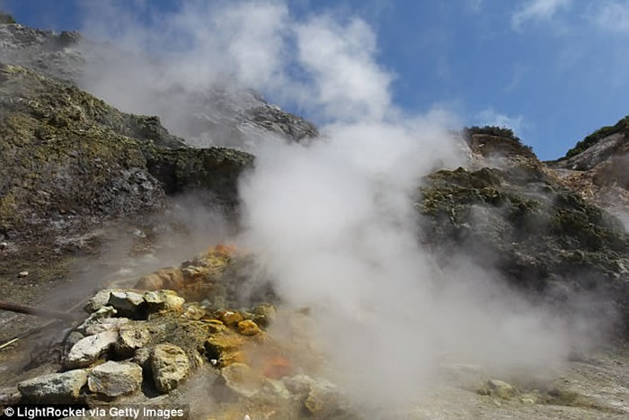 意大利沉睡500年的“坎皮佛莱格瑞（Campi Flegrei）”休眠超级火山可能迎来大规模爆发