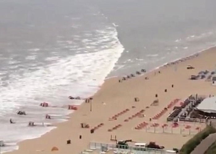 “气象海啸”直冲海滩。