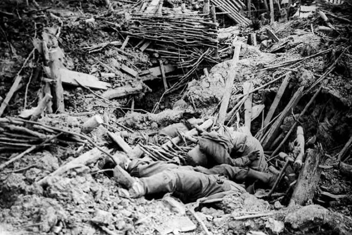 第一次世界大战，英军在梅森之战（Battle of Messines）开战之初引爆了19颗地雷，造成原子弹时代之前最大规模的爆炸，在爆炸中死亡的德国士兵多达1万