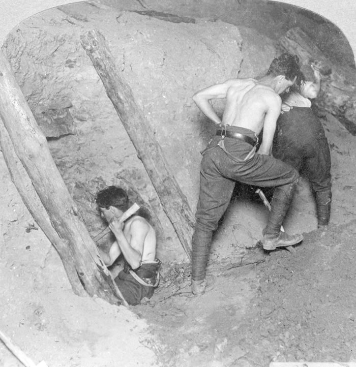 英军在梅森附近的德军壕沟下方，用将近两年的时间挖出了缜密的地道网路，有些通往地下暗室的地道深度超过30公尺，这些暗室中装满上千公斤的炸药。 PHOTOGRAPH