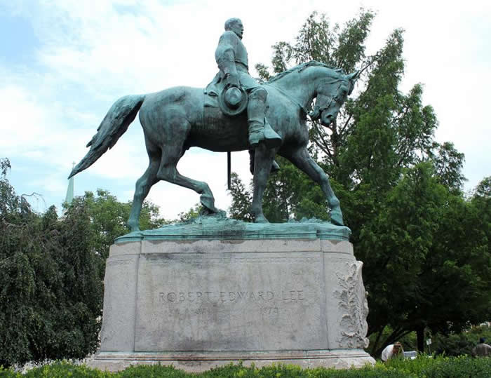 七日之战威震全美国 维吉尼亚州夏绿蒂镇因保护南方将领李将军而起街头抗议
