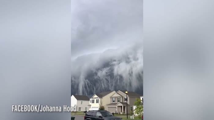 美国乔治亚州巨大海啸云从居民房屋后窜出 像要吞噬整个社区