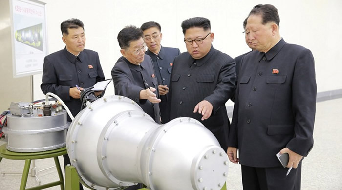 朝鲜称已成功研发可搭载于洲际弹道导弹的氢弹头。右二为领袖金正恩。