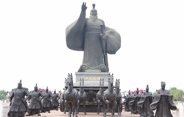 西元前109年，汉武帝派兵攻打卫满朝鲜，歼灭后于辽东半岛及朝鲜设立「汉四郡」。