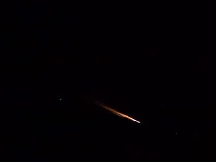 神秘橙光划过澳洲中部上空 是太空垃圾还是卫星？