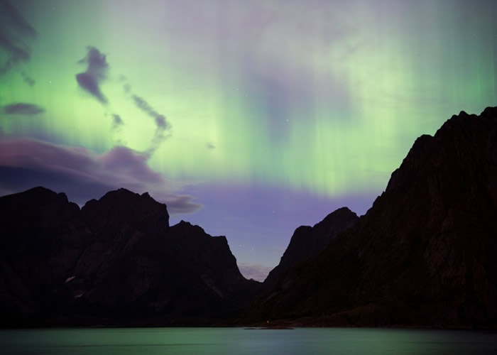 太阳耀斑产生的辐射风暴，为挪威带来绚烂极光。
