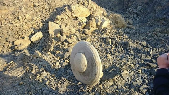 俄罗斯伏尔加格勒男子在矿场40米深地底发现巨大圆形坚硬金属物体 称是UFO残骸