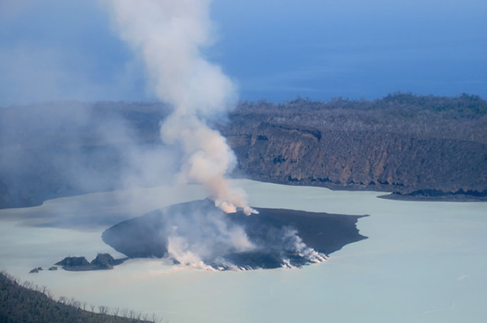南太平洋岛国万那杜境内的莫纳洛活火山不断喷出火山灰及熔岩