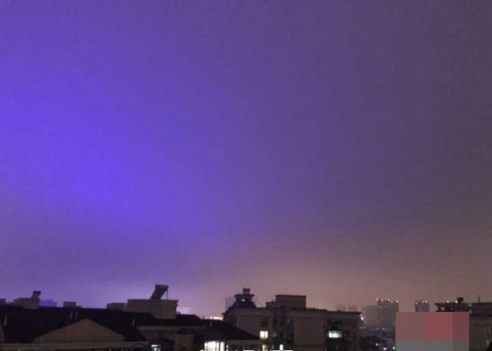 南京天空变成了紫色。