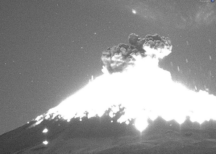 波波卡特佩特火山火山口有熔岩喷出。