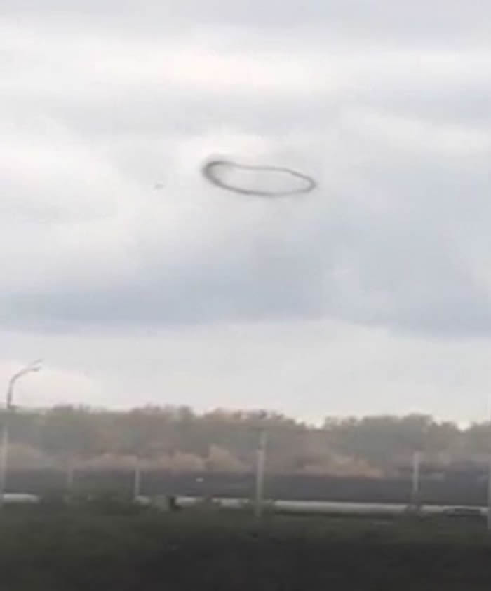 外星人UFO降临？俄罗斯北西伯利亚克拉斯诺亚尔斯克边疆区天空惊见神秘黑圈