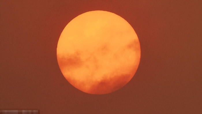 汉普郡利明通出现红太阳。