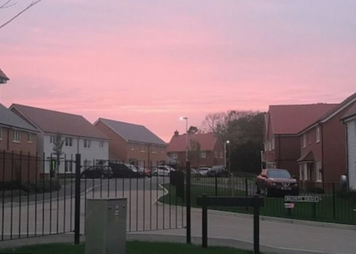 萨塞克斯郡的天空出现一抹悦目红霞。