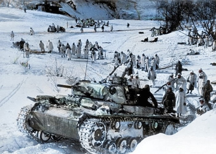 纳粹德军在雪地遭到重重包围。