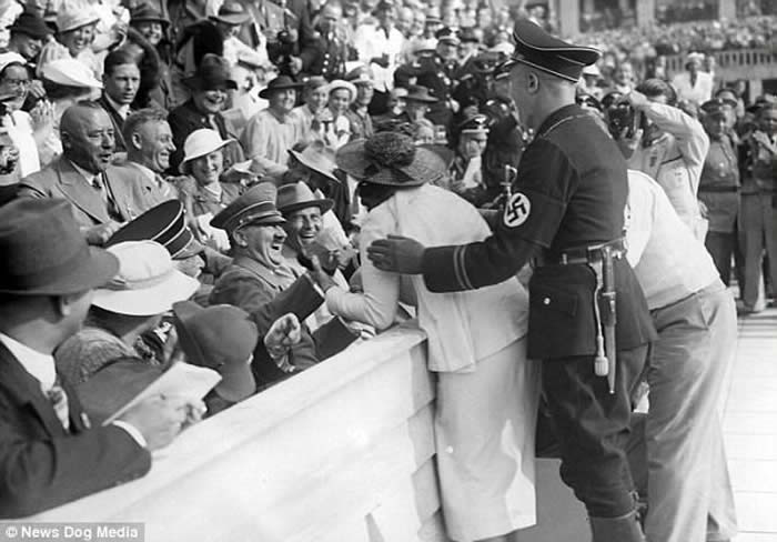 罕见镜头：美国女游客情不自禁强吻希特勒