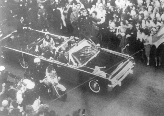肯尼迪总统乘坐开篷车巡游时遇刺。