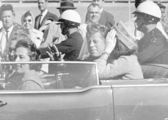 肯尼迪（后座左）遇刺前，与太太积琪莲乘坐开篷车巡游。