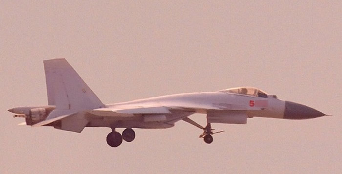弹射版歼-15舰载机试飞照，该机前牵引杆结构清晰可见。