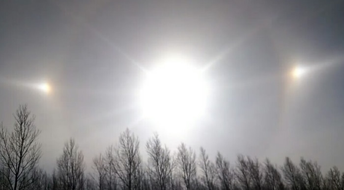吉林松原市天空出现3个“太阳”。