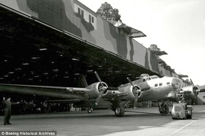 美国二战最大秘密工厂曝光 伪装成小镇造7000架B-17