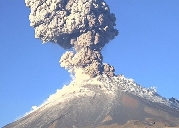 火山喷出大量气体和火山灰，直冲半空。