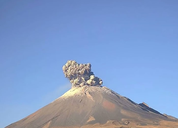 监察镜头拍下火山爆发一刻。
