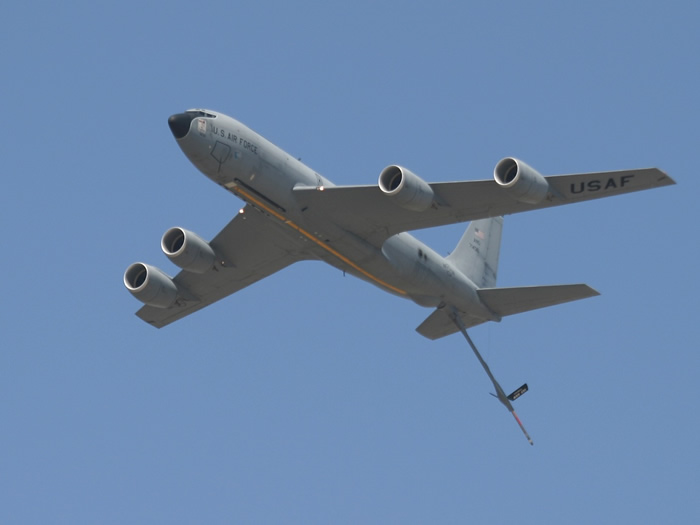 KC-135「同温层加油机」（KC-135 Stratotanker）是一款由波音替美国空军开发制造的空中加油机。空军机动司令部计划在机上加装激光武器。