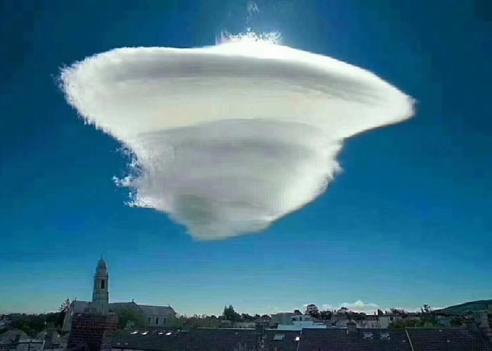 巨型白云的外形与UFO十分相似。