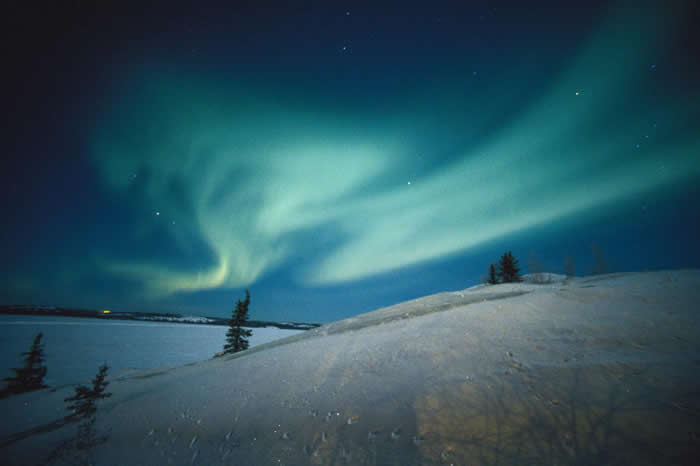 在加拿大西北地区，极光高悬在夜空之上。 PHOTOGRAPH BY PAUL NICKLEN, NATIONAL GEOGRAPHIC CREATIVE