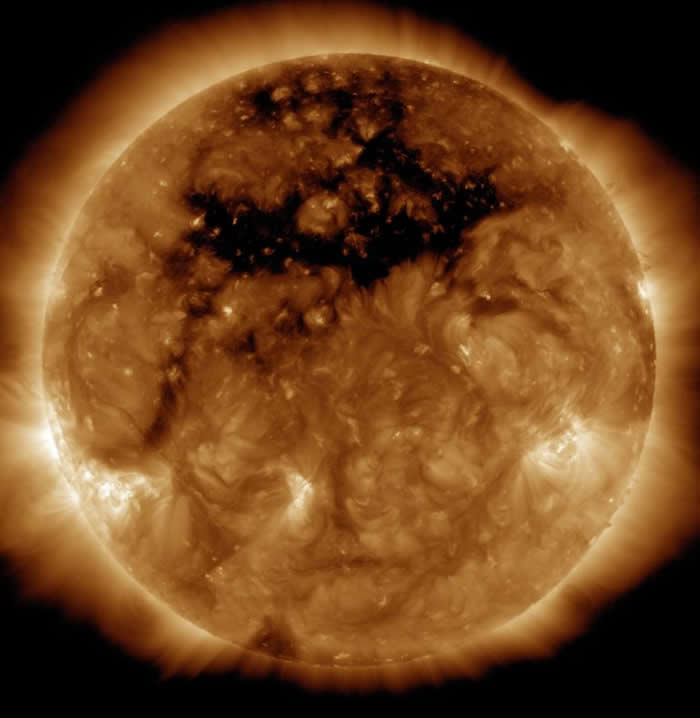 美国航太总署的太阳观测卫星在2015年10月所拍摄到的黑暗日冕洞。 COURTESY OF NASA, SDO