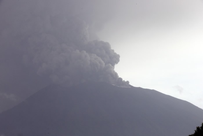 阿贡火山喷出大量火山灰。
