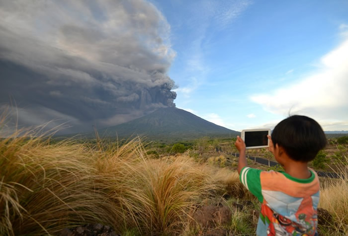 有小孩举机拍下火山的情况。