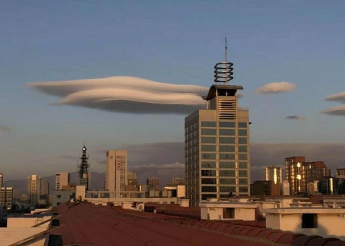 “荚状云”：宁夏银川市上空现飞碟云 民众喊UFO来了