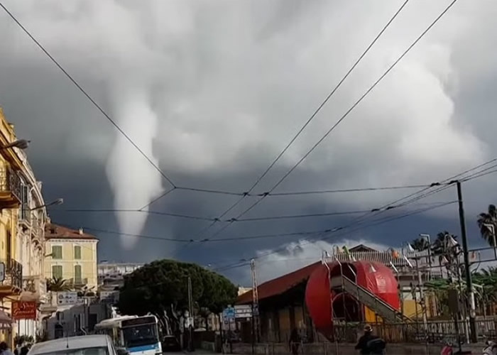意大利西北部城市圣雷莫现龙卷风 途人环抱灯柱防吹走