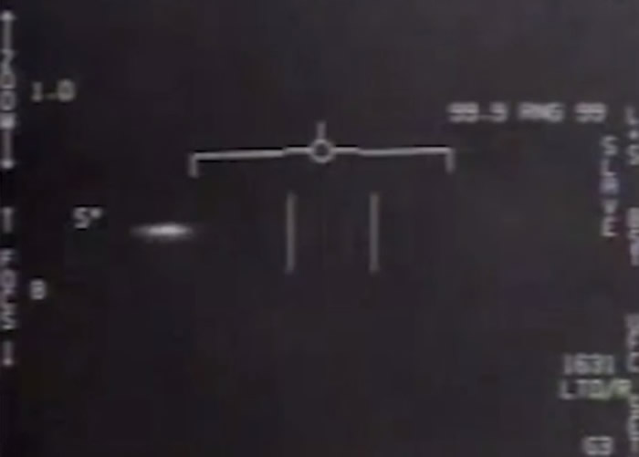 美军F/A-18F机师2004年目击并追逐大型UFO 加速速度从未见过