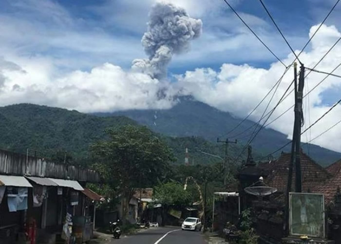 印尼巴厘岛阿贡火山再有小规模爆发 高达2500米火山灰