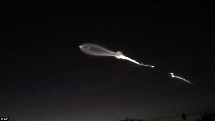 美国加州洛杉矶夜空出现壮观UFO 原来是SpaceX猎鹰9号火箭发射