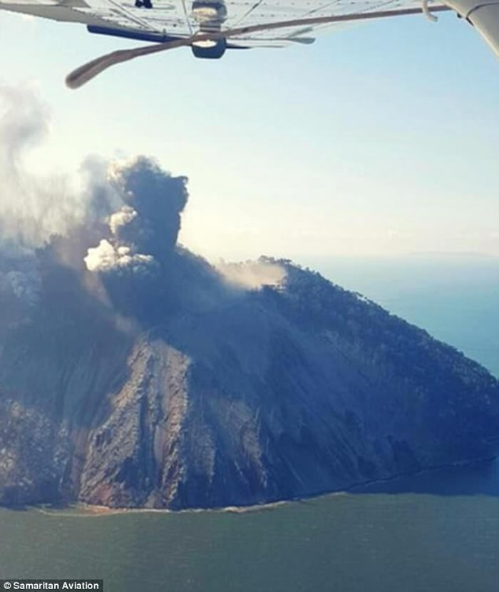 巴布亚新几内亚北面卡多瓦尔岛沉睡472年休眠火山突然爆发