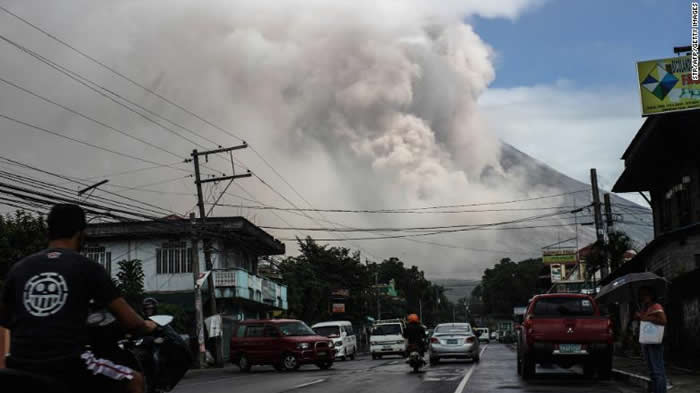 菲律宾马荣火山22日出现熔岩喷发