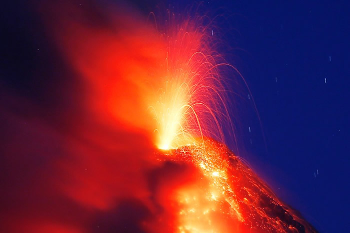 马荣火山岩浆喷发至半空。