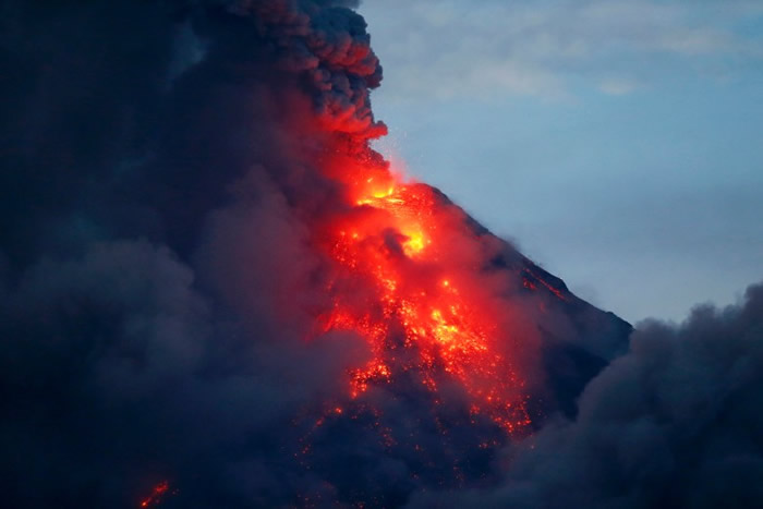 马荣火山警告火山即将大爆发。