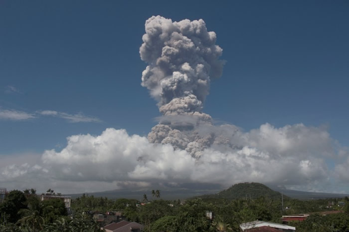 马荣火山喷出火山灰，形成巨型蘑菇云。
