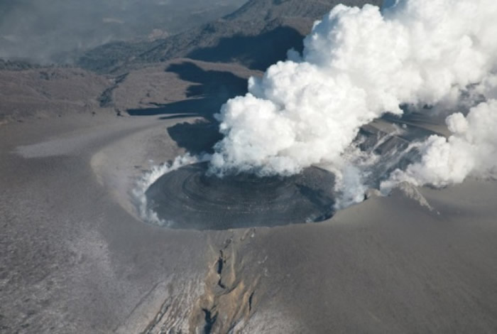 新燃岳是活火山。