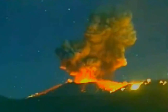 日本九州雾岛山新燃岳火山10日凌晨再度喷发
