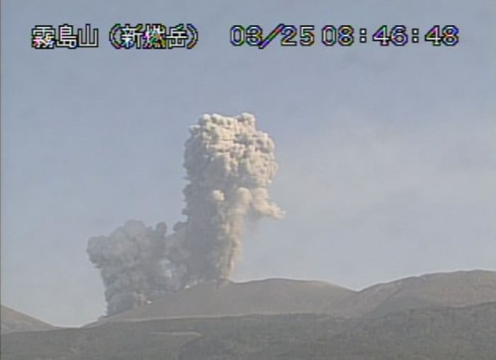 日本鹿儿岛新燃岳火山再喷发 浓雾升至3200米高空