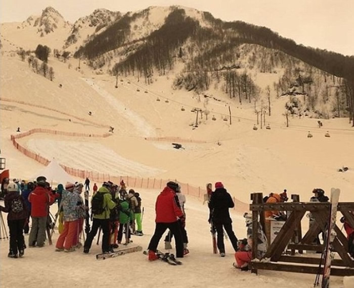 索契滑雪场披上橙雪。