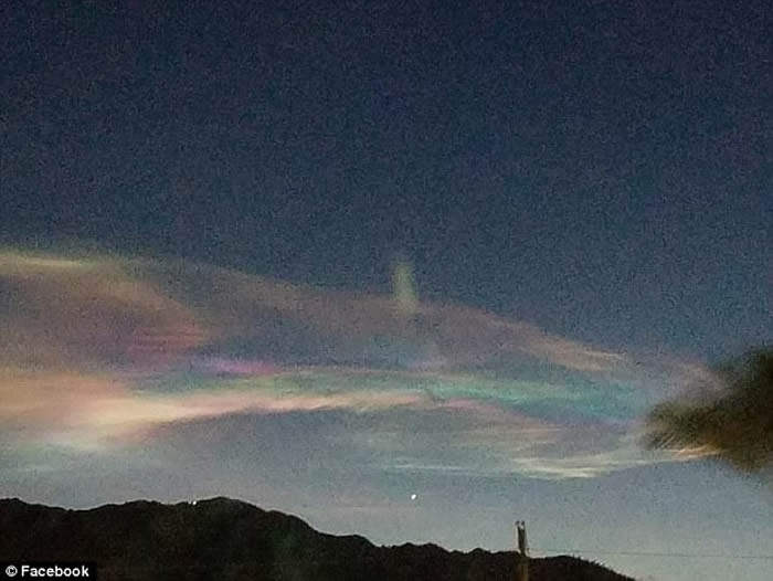美国亚利桑那州西部天空惊现奇异天象 艳丽彩虹云久久不散