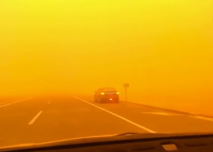 恐怖！罕见沙尘暴袭内蒙古 天空大地染成橙红