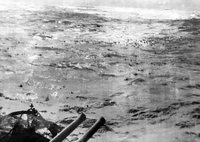 俾斯麦号沉没后，数百名船员在怒海中挣扎。
