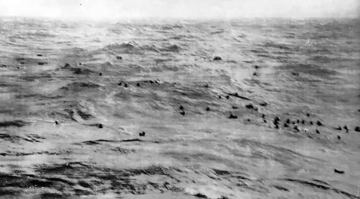 由于附近海域有纳粹德国海军的潜艇，大批俾斯麦号船员来不及救起。